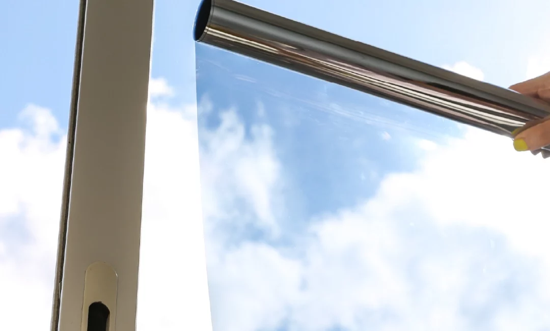 Pose d’un film de protection anti-effraction sur une vitre de bâtiment