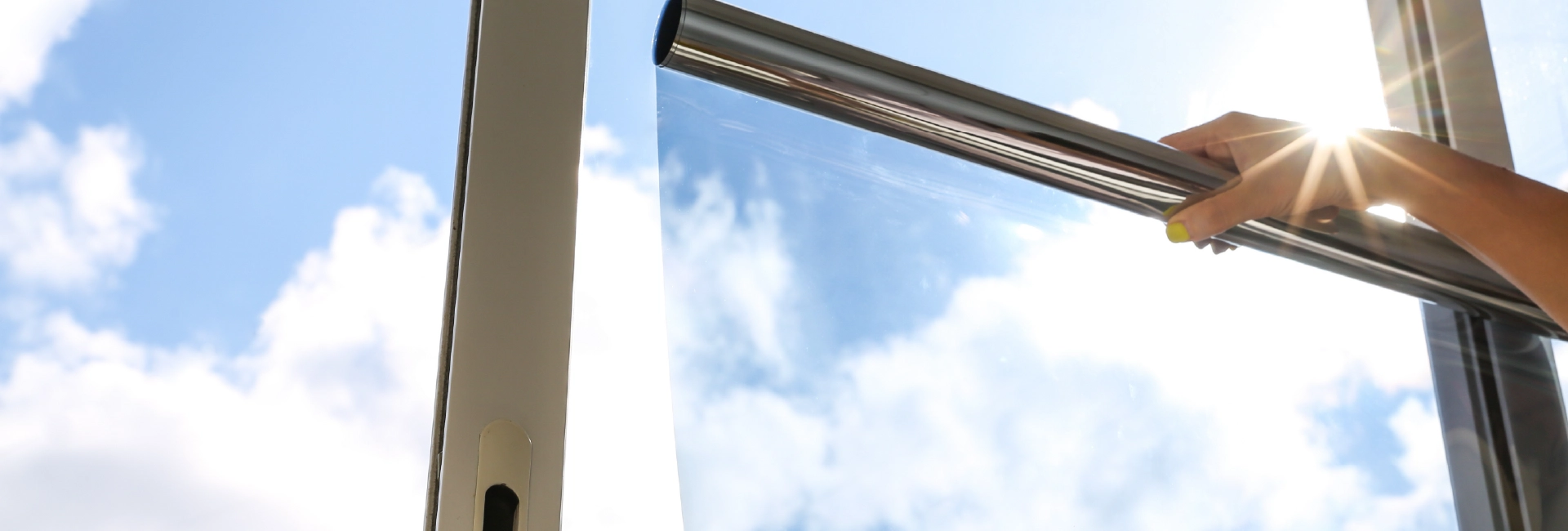 Pose d’un film de protection anti-effraction sur une vitre de bâtiment
