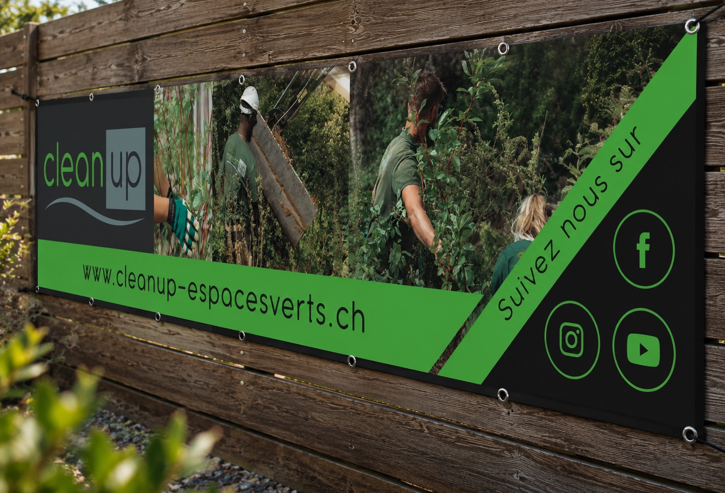 Banderole publicitaire Clean Up avec adresse www.cleanup-espacesverts.ch et pictogrammes de réseaux sociaux.