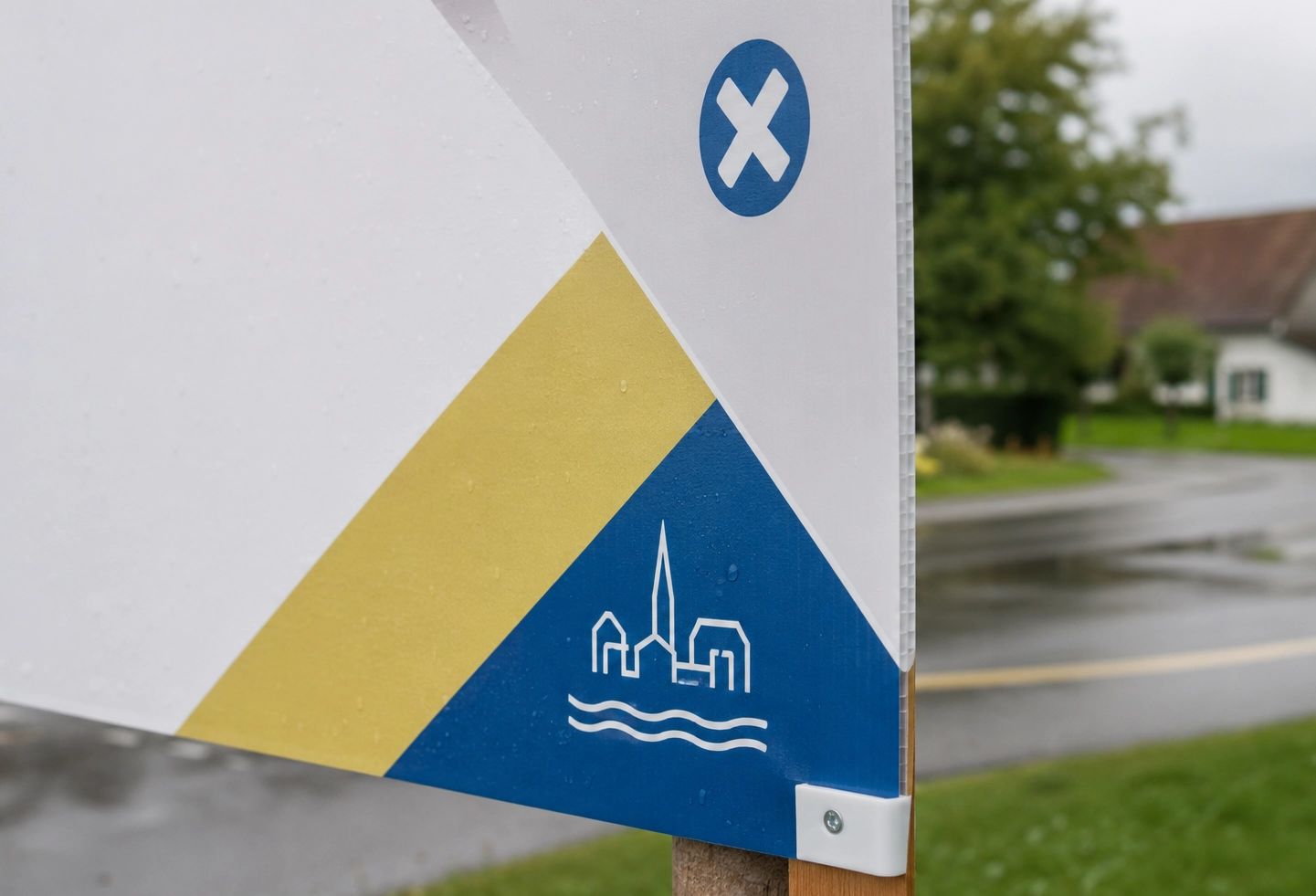 Détail d’une affiche EcoPrint Ackipac montrant le support léger recyclable et la fixation extérieure.