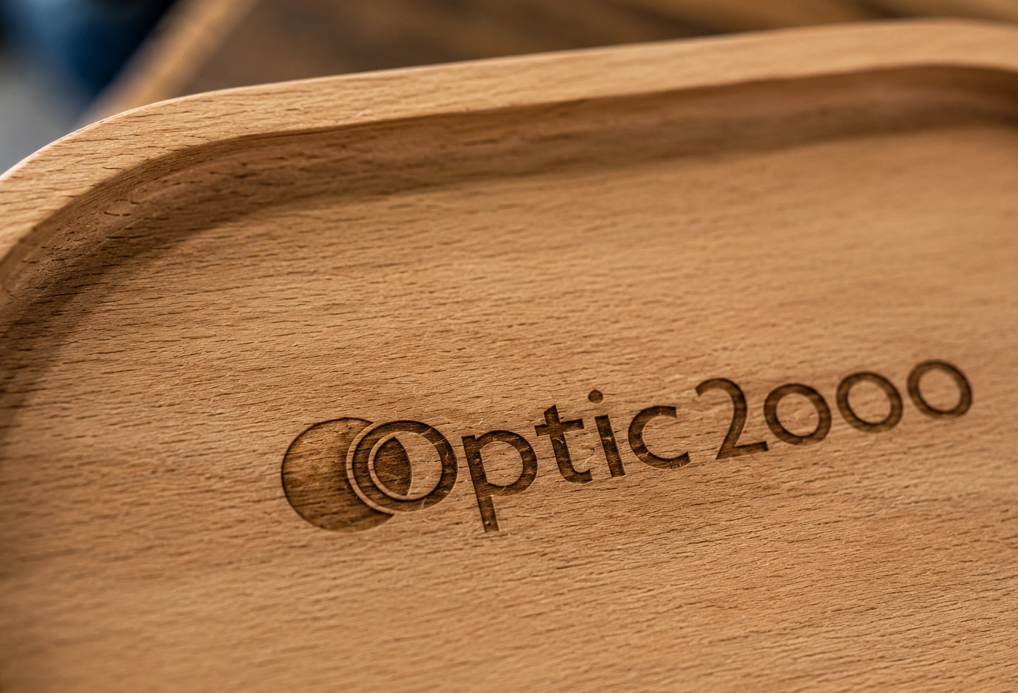 Détail d’une gravure laser sur plaque en bois naturel.