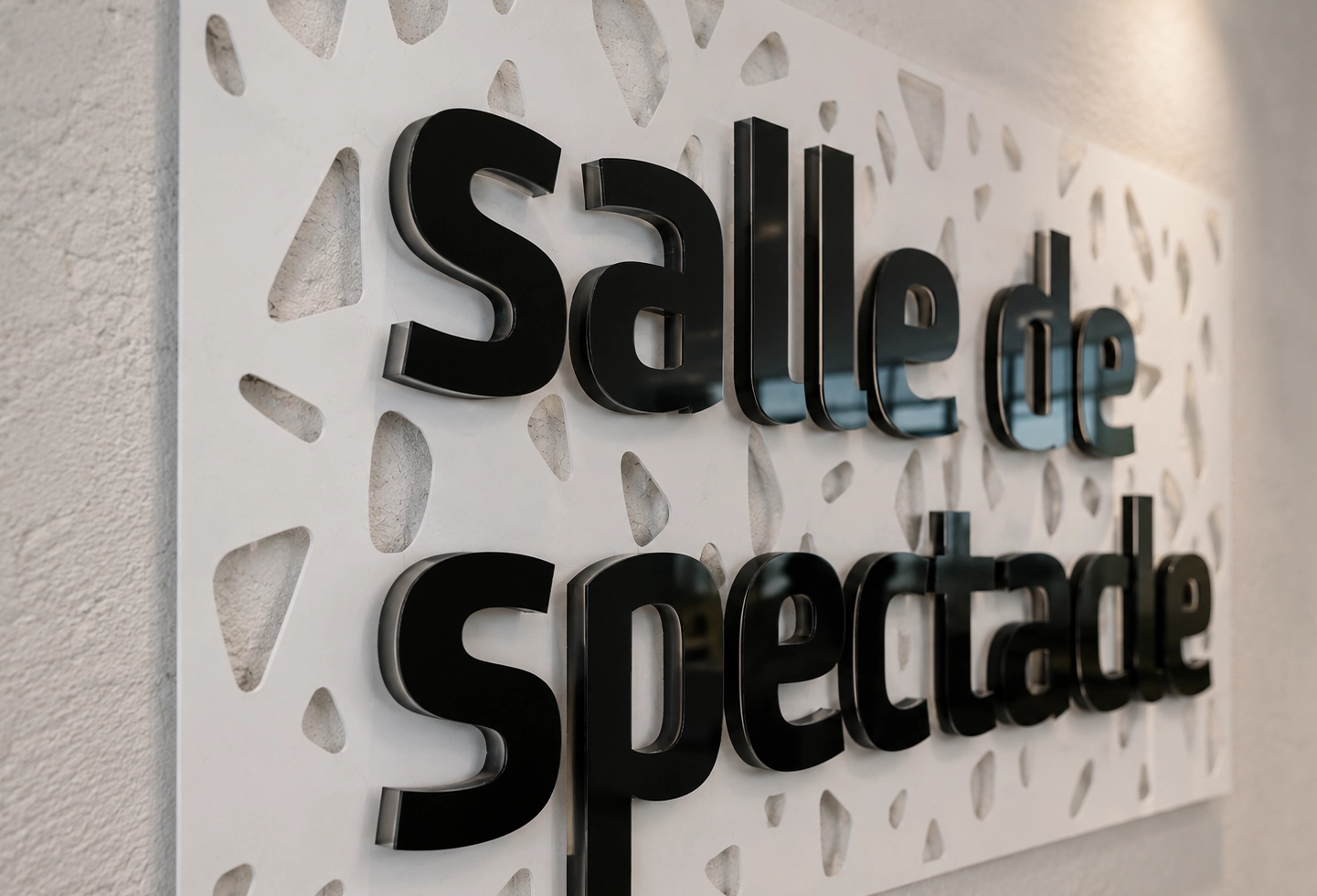 Gros plan sur une lettre en plexiglas brillant montrant l’épaisseur et la qualité de finition.