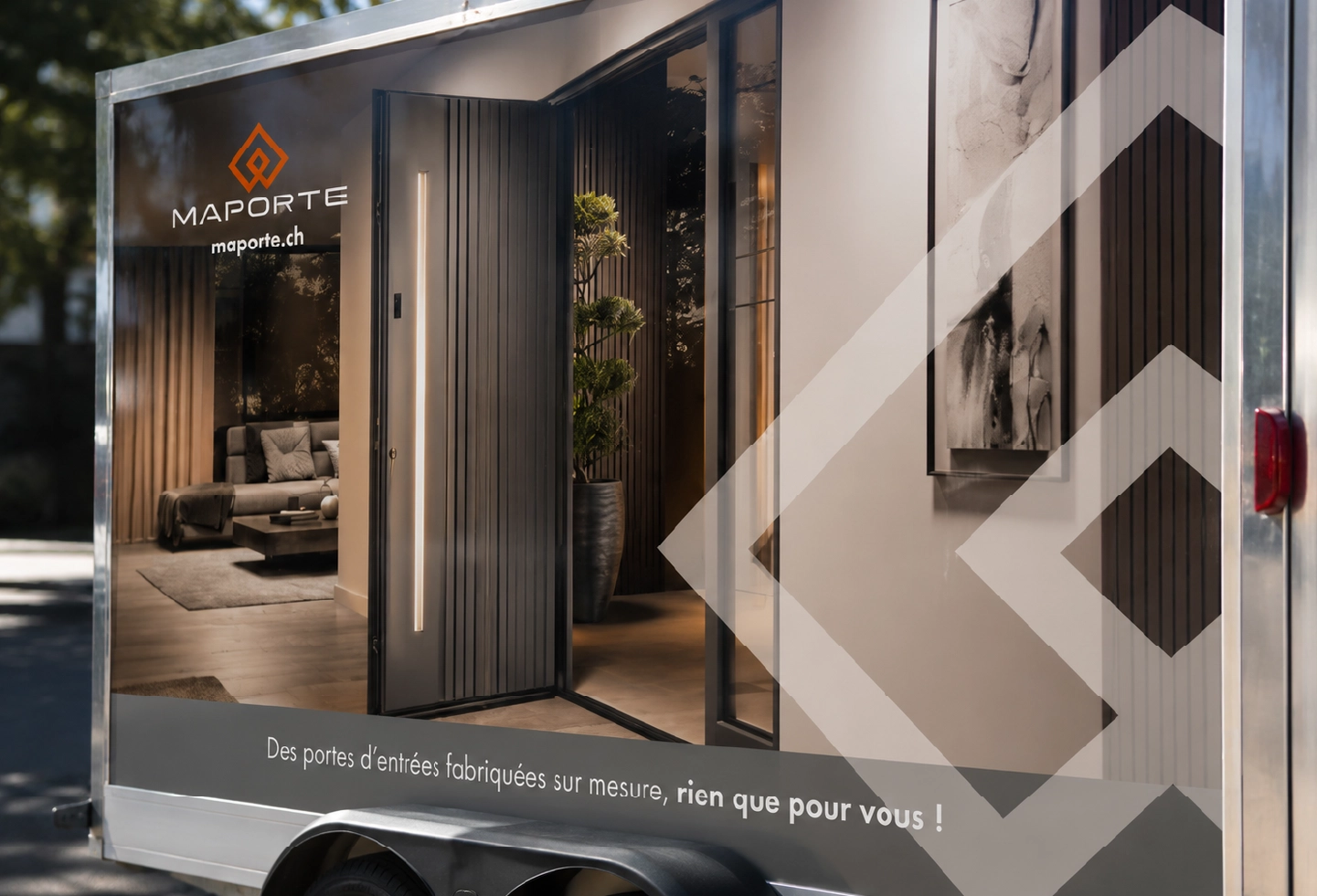 Remorque publicitaire assortie à un véhicule utilitaire professionnel.