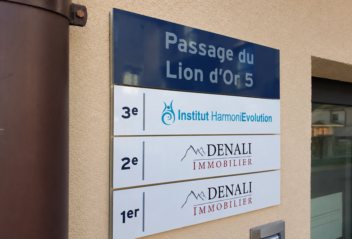 Détail d’une lame amovible sur une plaque signalétique interchangeable.