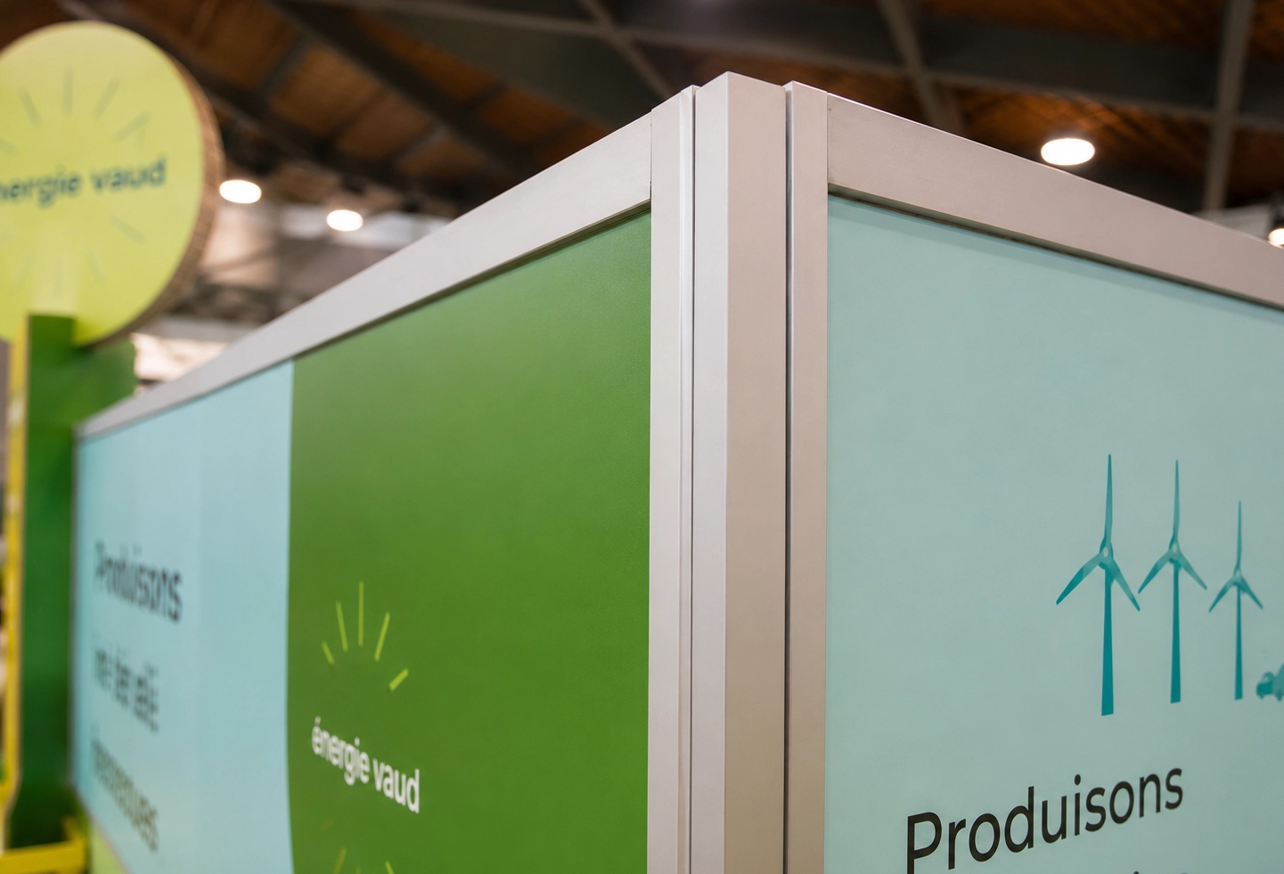 Détail d’un stand modulable avec structure aluminium et panneaux imprimés.