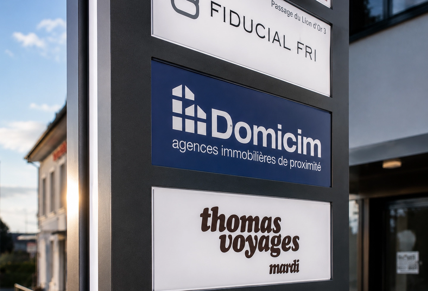 Détail des finitions et de l’éclairage LED d’un totem lumineux