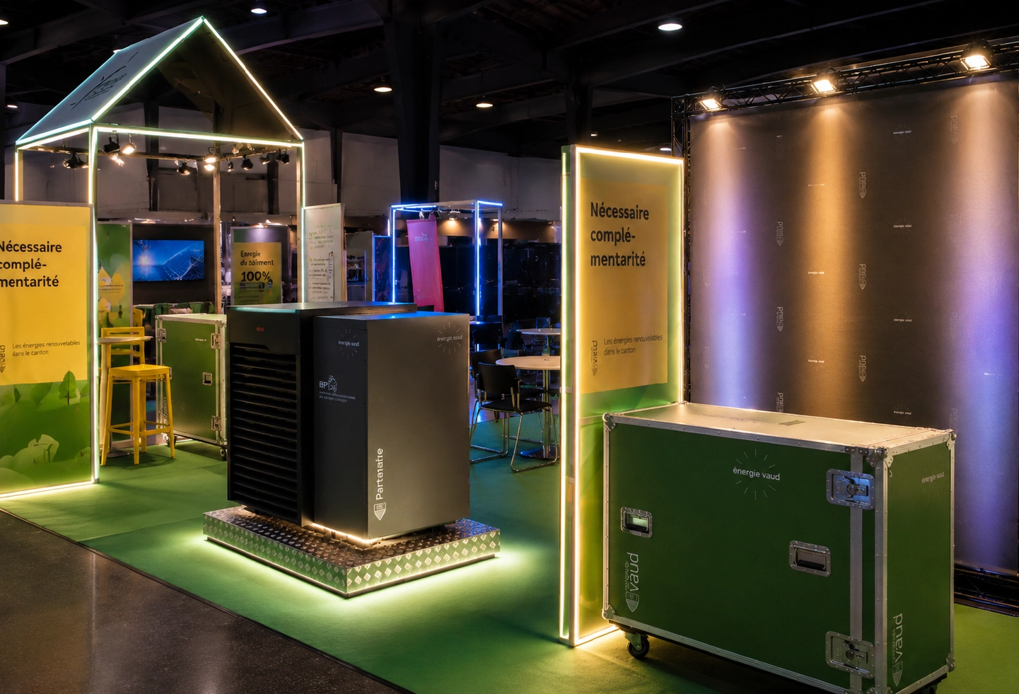 Espace d’exposition avec éclairage LED programmable, spots en hauteur et lumière indirecte sur un stand événementiel.