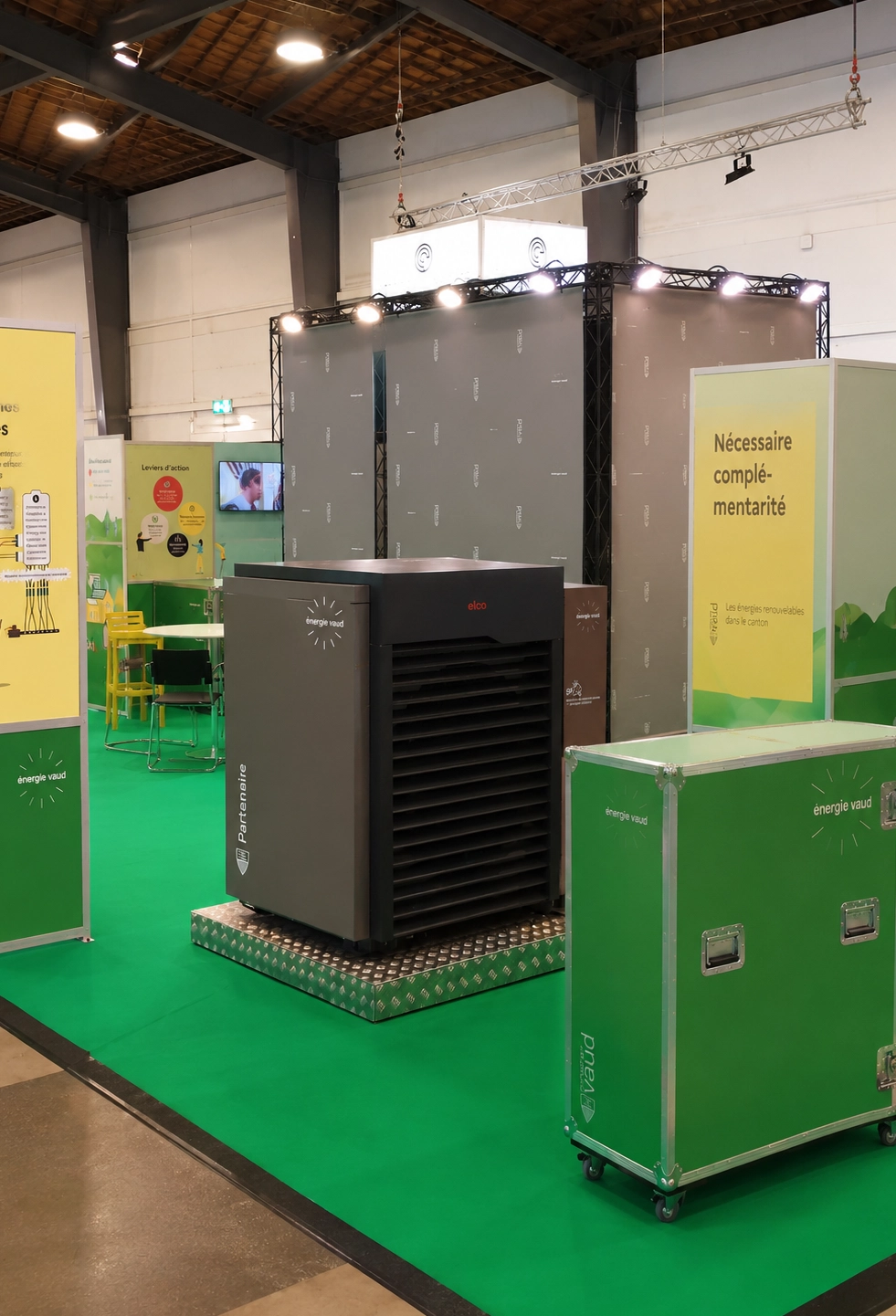 Stand événementiel équipé de spots LED et d’un éclairage indirect pour mettre en valeur un espace d’exposition.