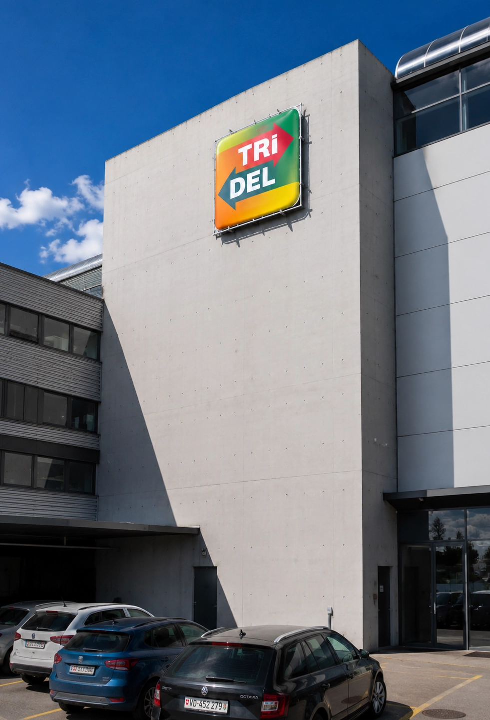 Enseigne de façade installée sur un bâtiment professionnel moderne.
