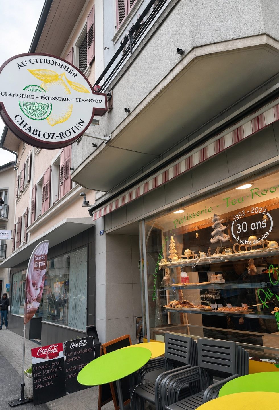 Enseigne rénovée de boulangerie visible sur une façade commerciale avec vitrine et devanture.