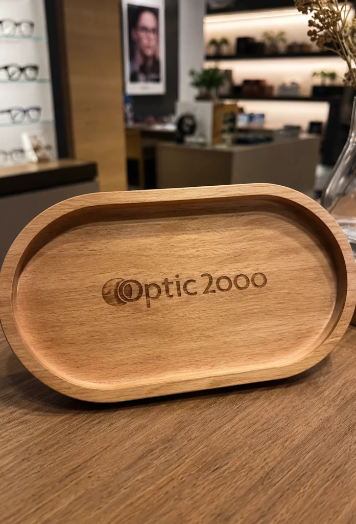 Objets personnalisés en bois gravés au laser présentés dans une boutique.