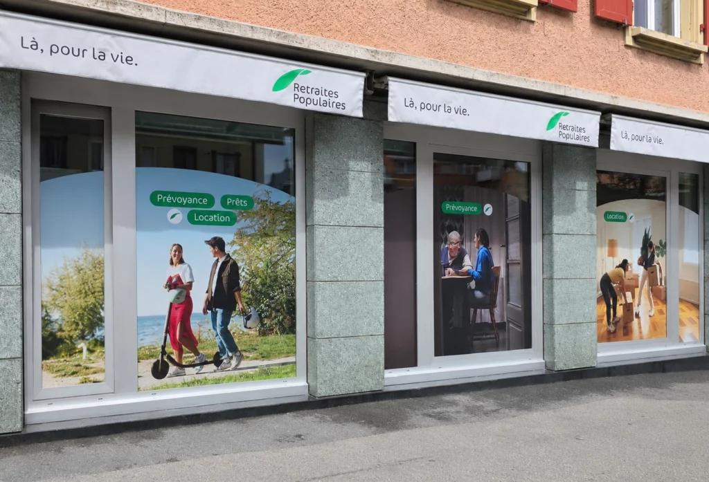 Détail d’un habillage de vitrine avec autocollants grands formats imprimés.