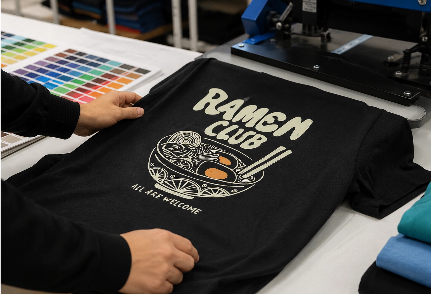 Détail d'un marquage DTF haute définition sur un t-shirt personnalisé.