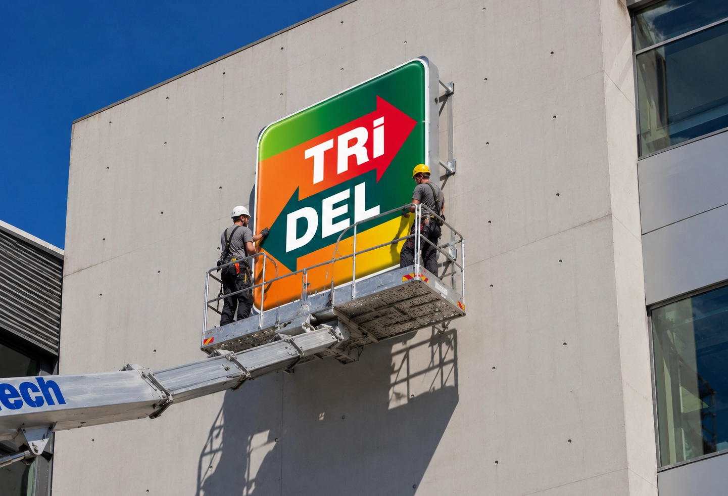 Installation d’un panneau de devanture sur mesure sur la façade d’un bâtiment commercial.