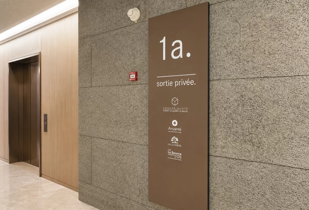 Plaque en aluminium imprimée indiquant un étage et une sortie privée dans un établissement de santé.