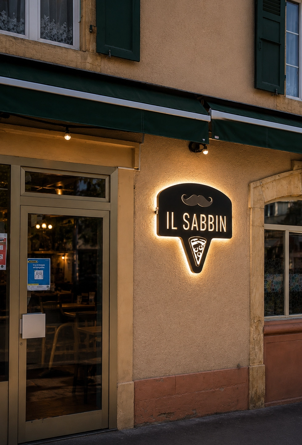 Enseigne lumineuse LED installée devant un restaurant.