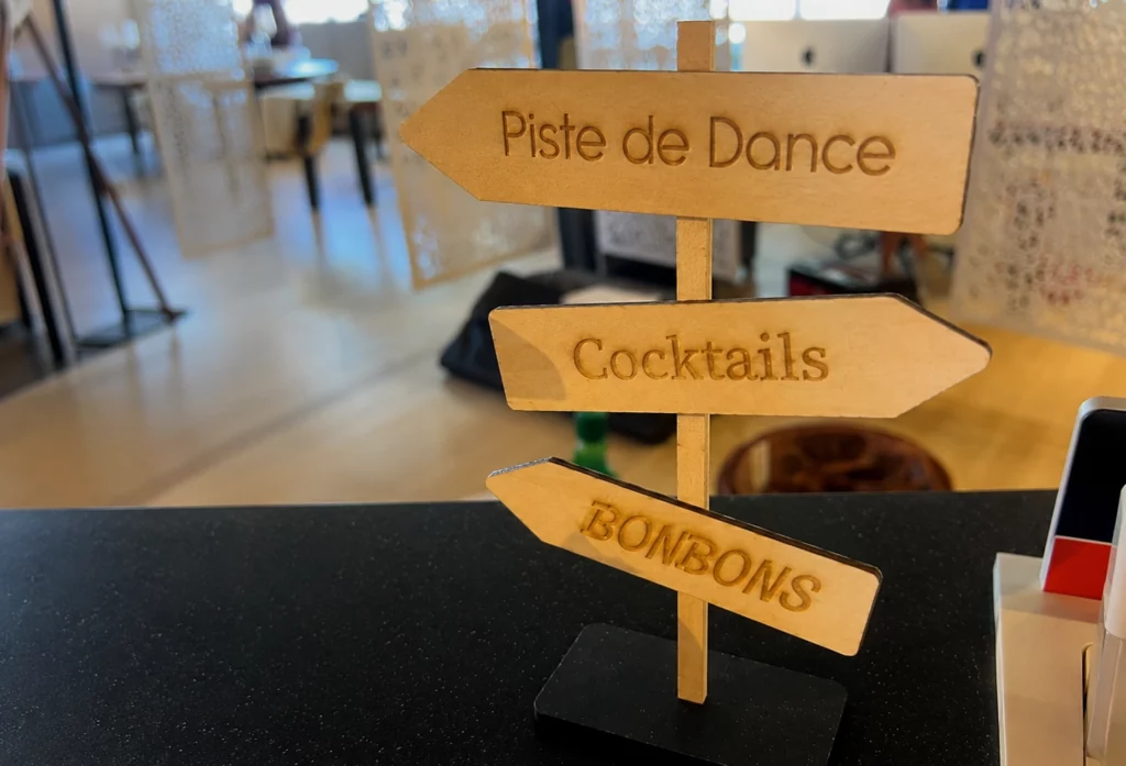 Gros plan sur texte gravé au laser dans un objet en bois.