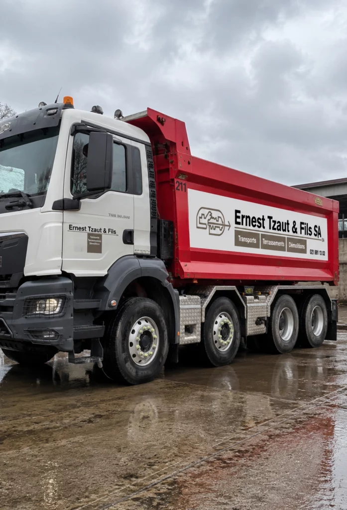 Camion-benne rouge personnalisé avec marquage adhésif professionnel.