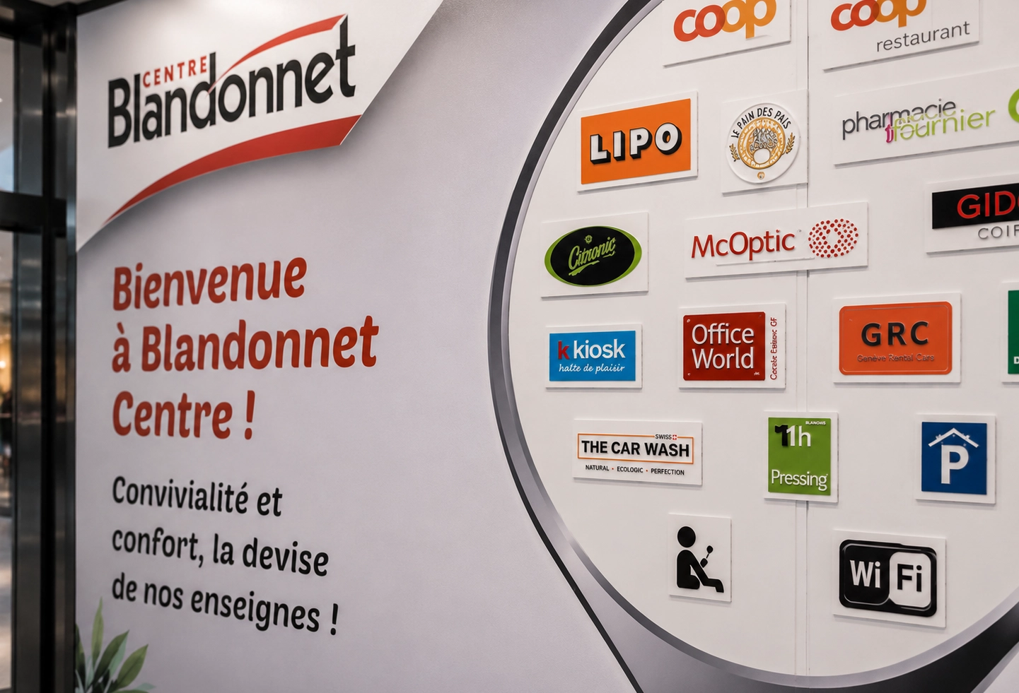 Marquage publicitaire réalisé avec un film adhésif imprimé sur une vitrine à l'intérieur d'un centre commercial.