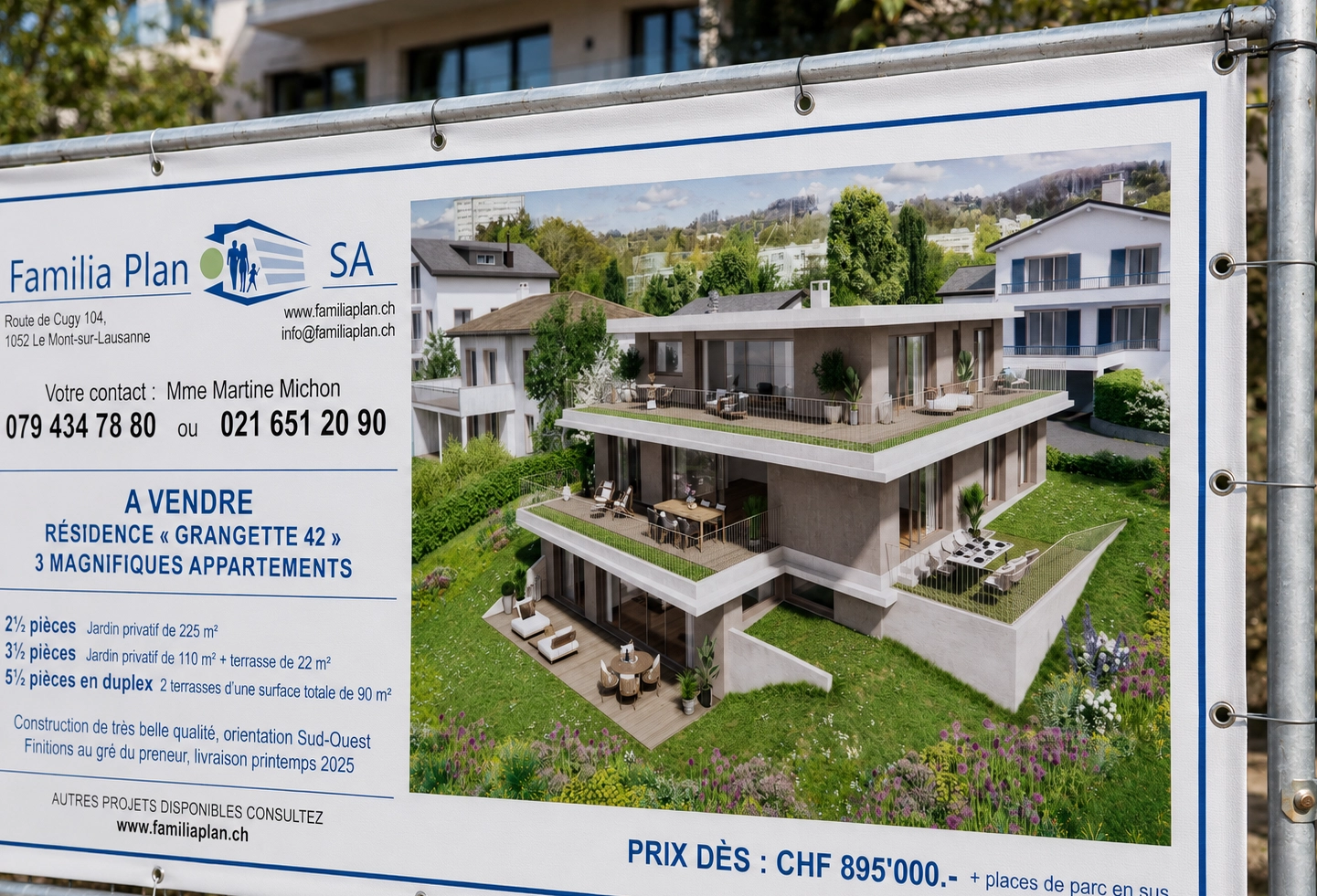 Banderole publicitaire sur une barrière Heras de chantier.