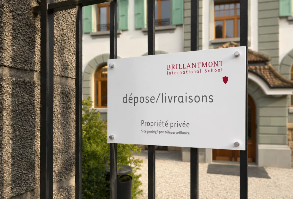 Panneau directionnel extérieur installé devant une entreprise pour guider les visiteurs.