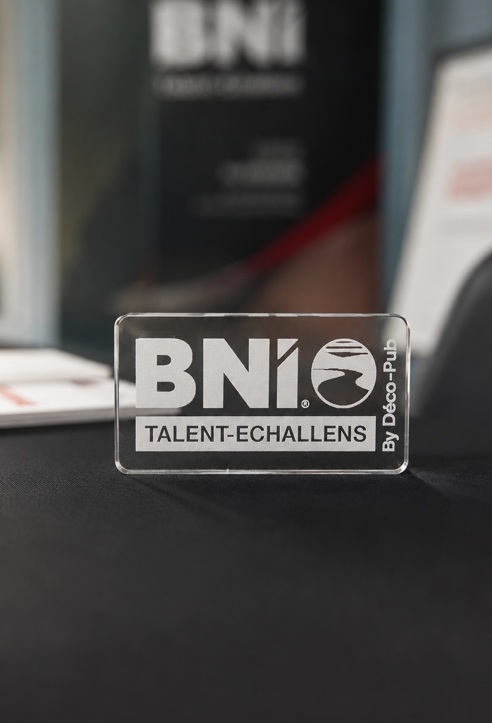 Plaque en plexiglas transparent gravée au laser avec le logo BNI Talent-Échallens.