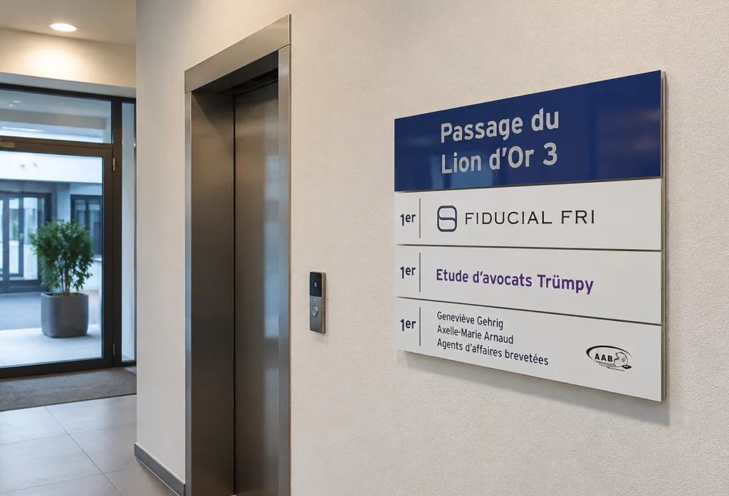 Plaques interchangeables utilisées pour la signalétique intérieure d’un immeuble de bureaux.