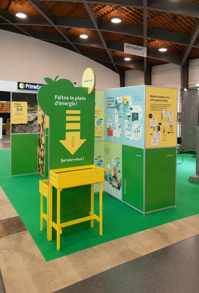 Stand modulable personnalisé installé dans une halle d’exposition.