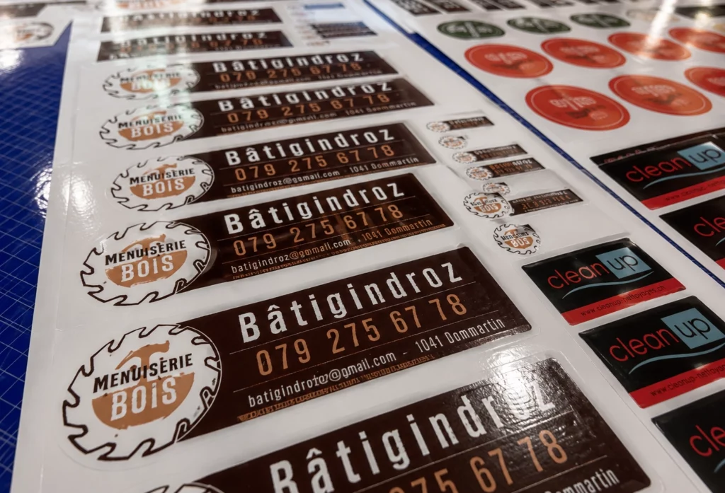 Détail d’une planche de stickers personnalisés avec découpe à la forme et laminage brillant.