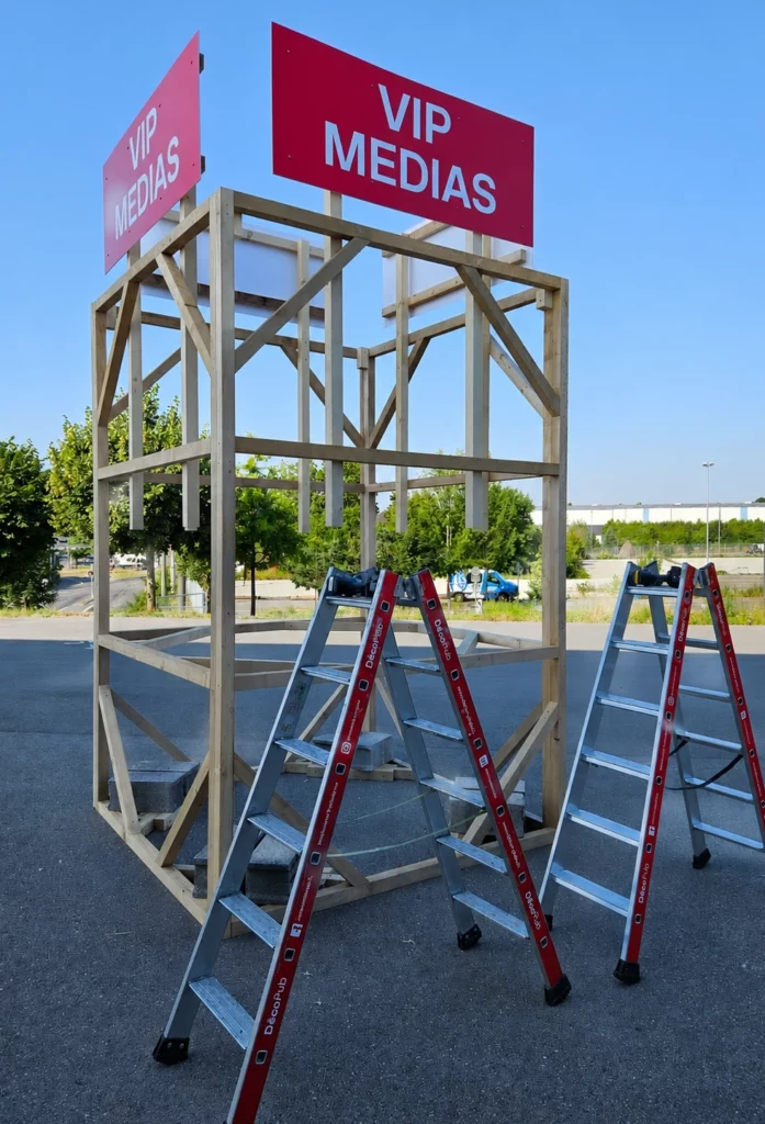 Structure en bois grand format installée pour la signalétique d'un événement.
