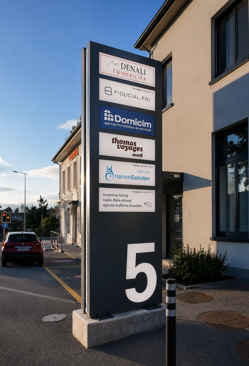 Totem lumineux installé devant un centre médical moderne