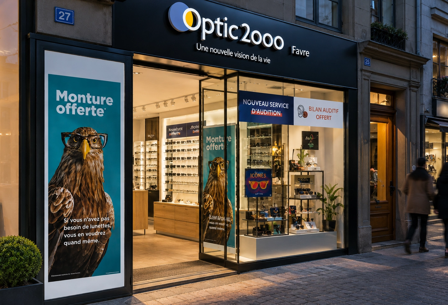 Vitrine saisonnière décorée pour une opération promotionnelle en magasin.