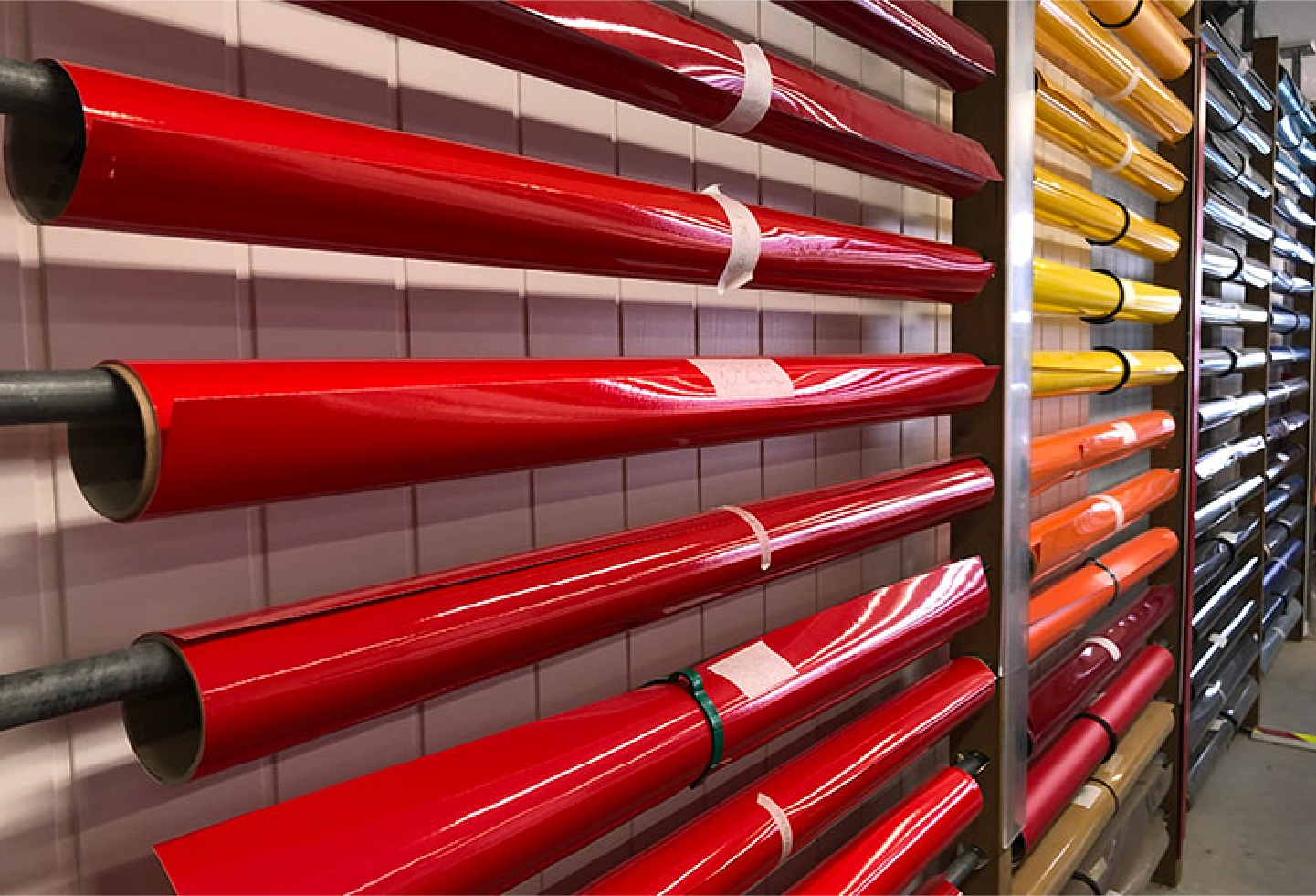 Rouleaux de films adhésifs dans l’atelier Déco-Pub